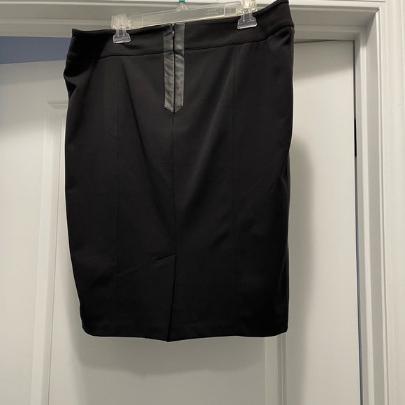 Bisou Bisou Black Skirt w/leather-like strips on the sides & the zipper, Size 14 - Picture 9 of 15